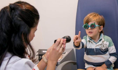 mujer revisando la visión a un niño