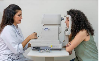 mujer revisando la visión de otra mujer