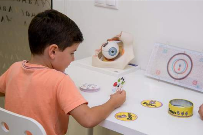 niño realizando ejercicios de reflejos primitivos